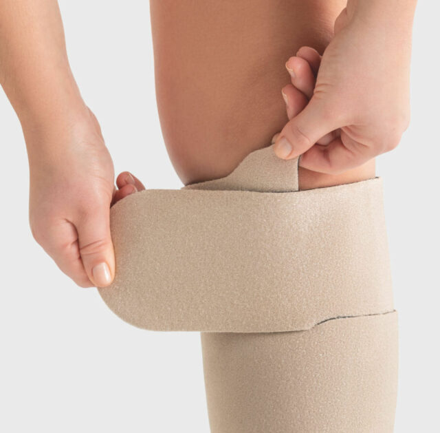 Praktische Griffzonen am Compression Wrap für ein einfacheres An- und Ablegen