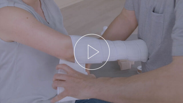 Anleitungsvideo für die Verwendung von SoftCompress BandageAid am Arm und der Hand